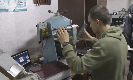 Stamping the golden lettering