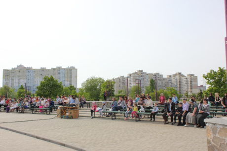 Crowds at the park evangelism